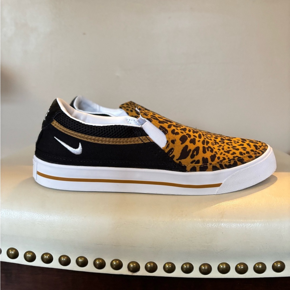 Nike Court legacy slip on